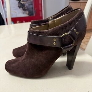 GREAT CONDITION: Jessica Simpson brown suede ankle boots. Size 8.5M.
